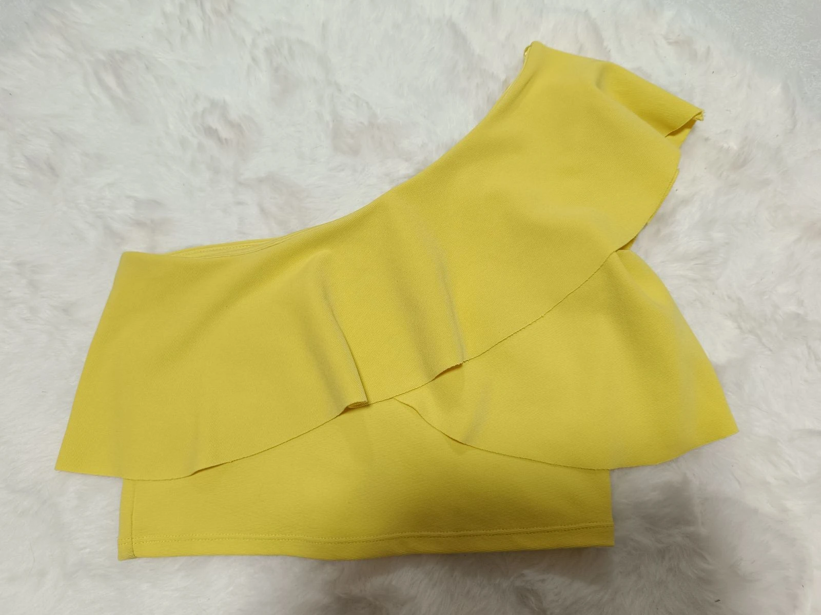 top asimétrico volante amarillo italia - top asymétrique volant jaune – photo 8